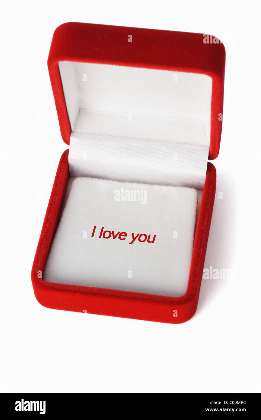 "Ti amo" in rosso vuoto scatola di gioielli su sfondo bianco Foto Stock