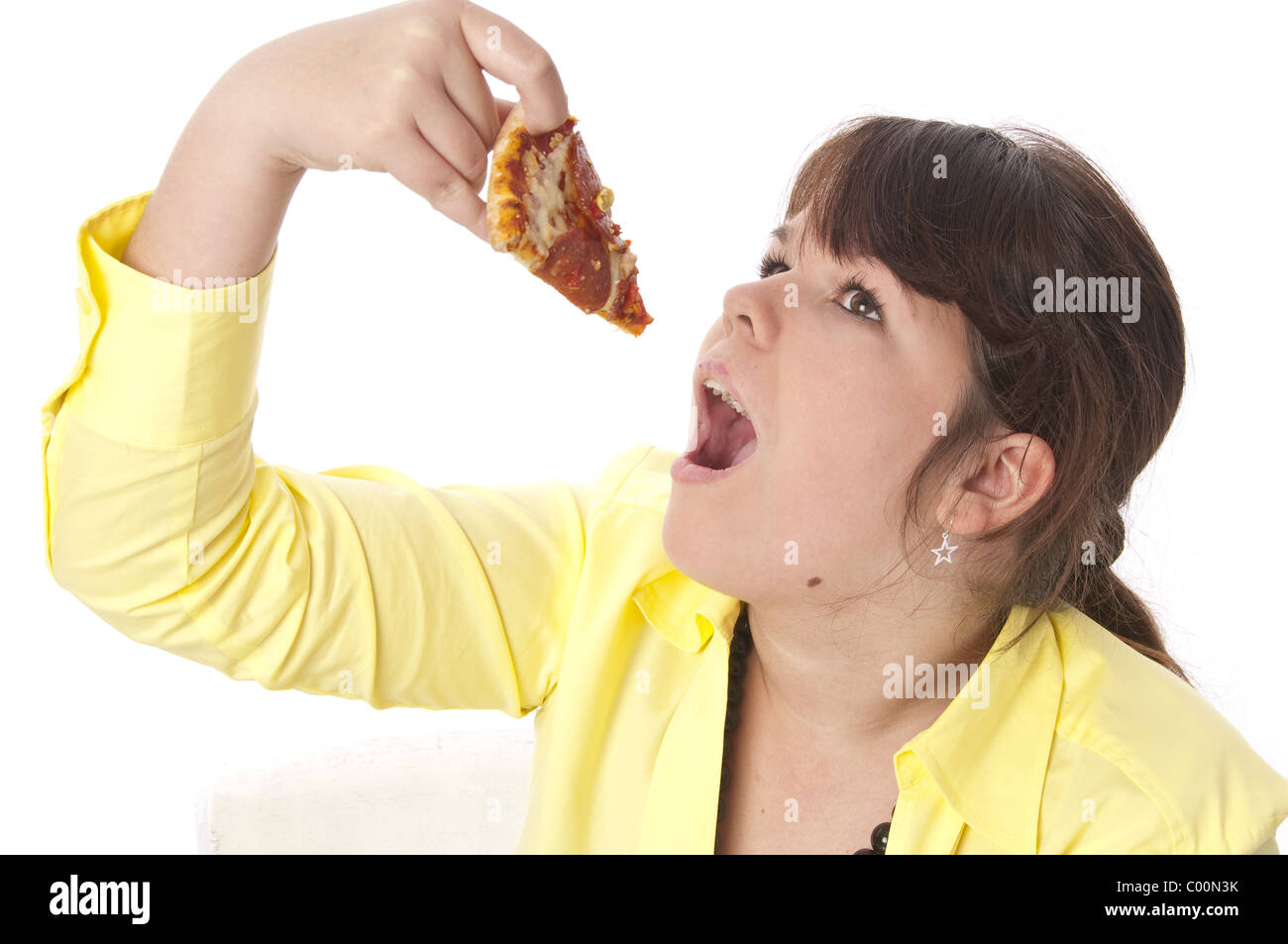 Ragazza a mangiare una pizza Foto Stock