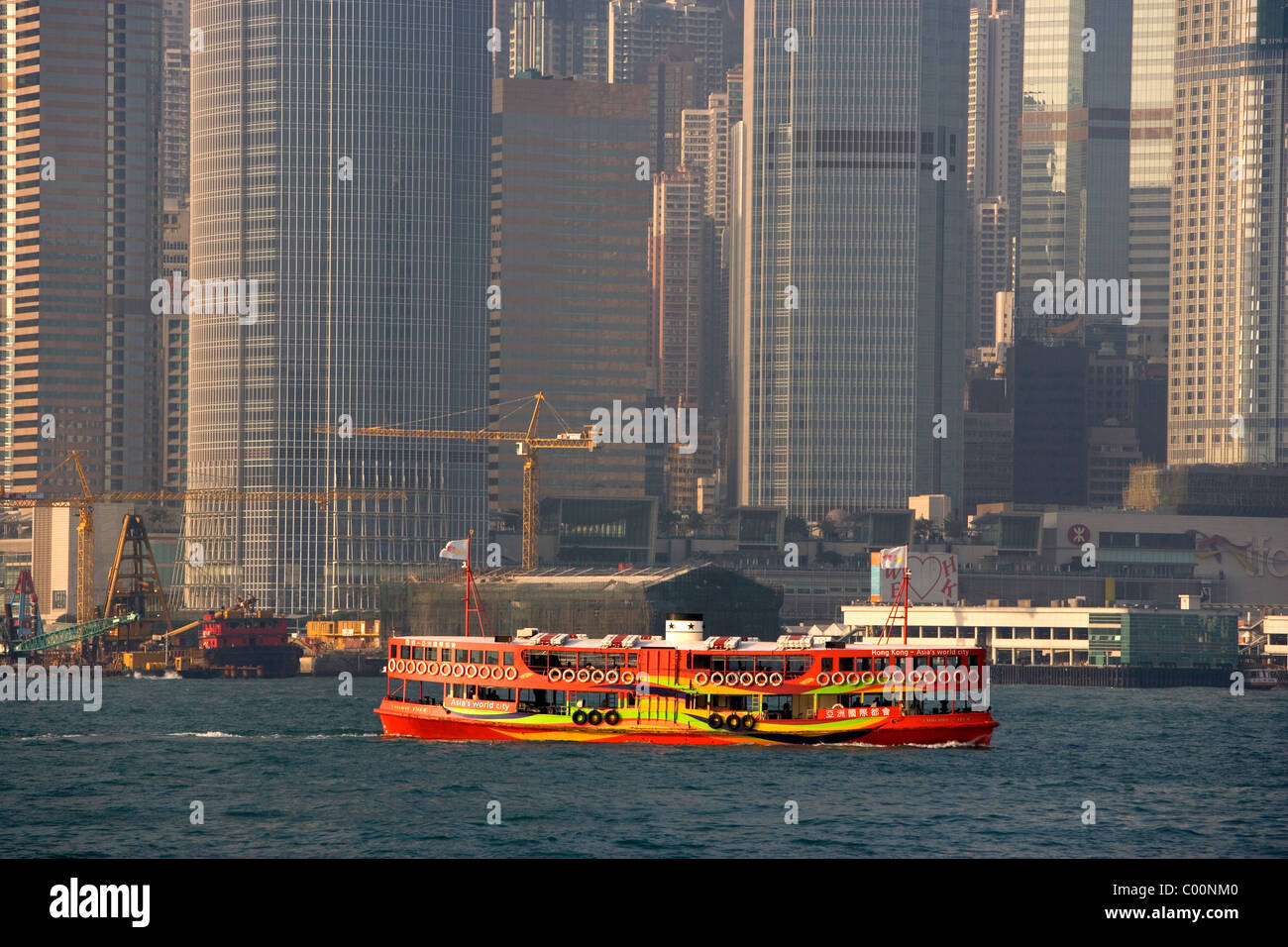 Cina, Hong Kong, la mattina presto vista sul porto verso lo Star Ferry e il quartiere finanziario Foto Stock