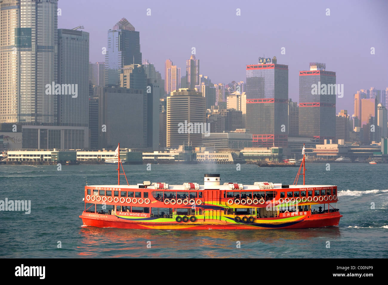 Cina, Hong Kong, la mattina presto vista sul porto verso lo Star Ferry e il quartiere finanziario Foto Stock