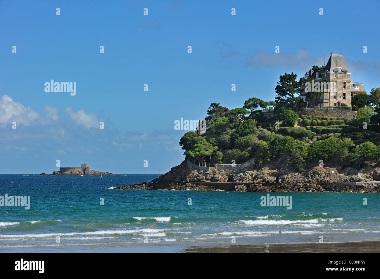 Fort e casa tipica a Dinard, Costa Smeralda, Brittany, Francia Foto Stock