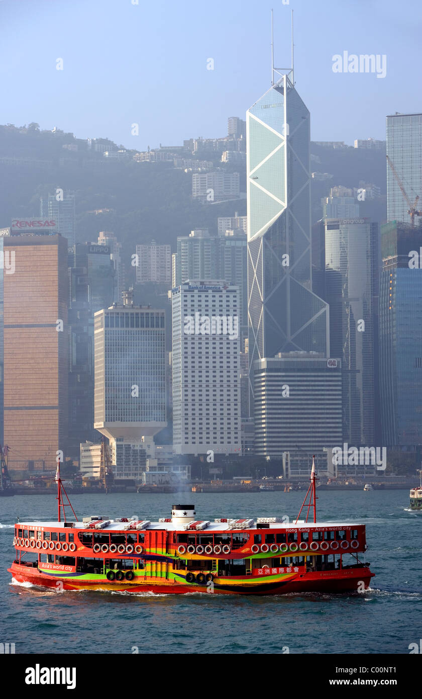 Cina, Hong Kong, la mattina presto vista sul porto verso lo Star Ferry e il quartiere finanziario Foto Stock