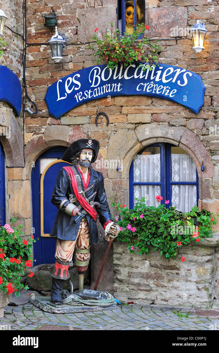 Pirate nella parte anteriore del ristorante a Le Conquet, Finistère Bretagna, Francia Foto Stock