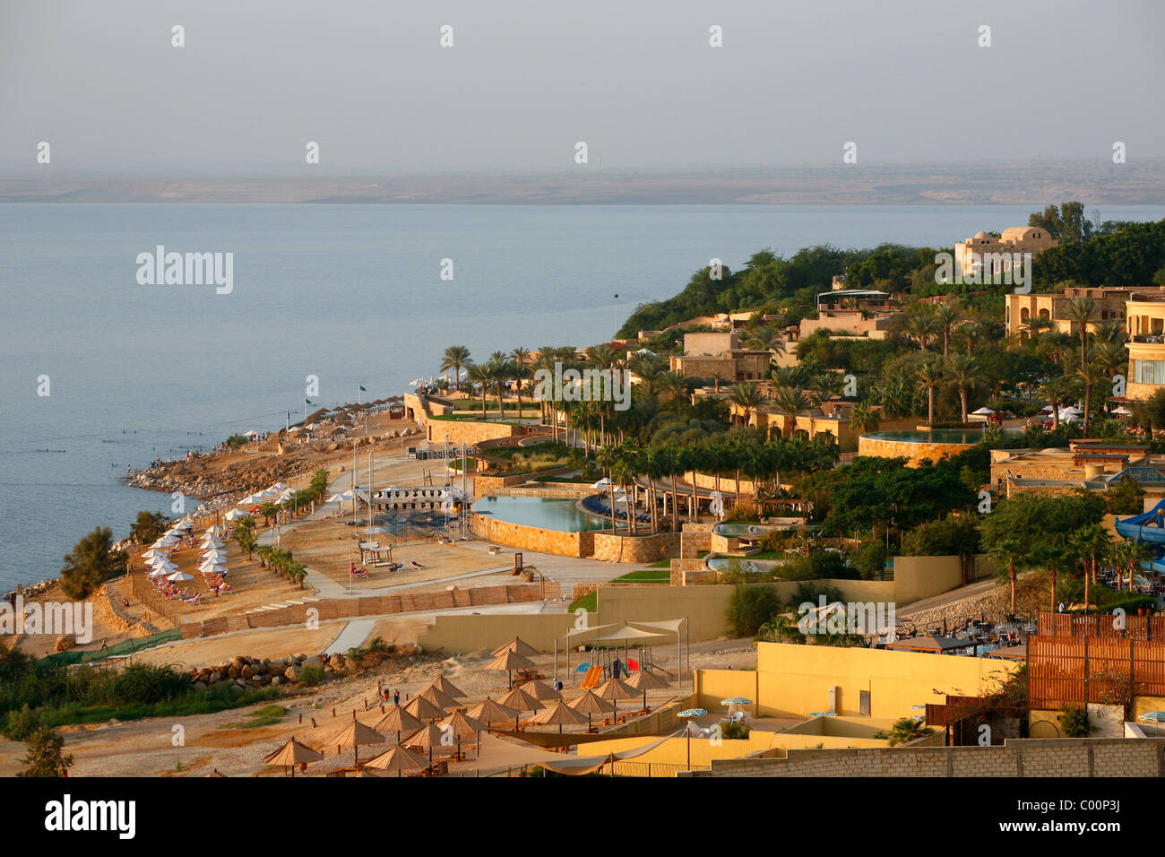 Vista sopra il lussuoso hotel lungo il Mar Morto, Giordania. Foto Stock