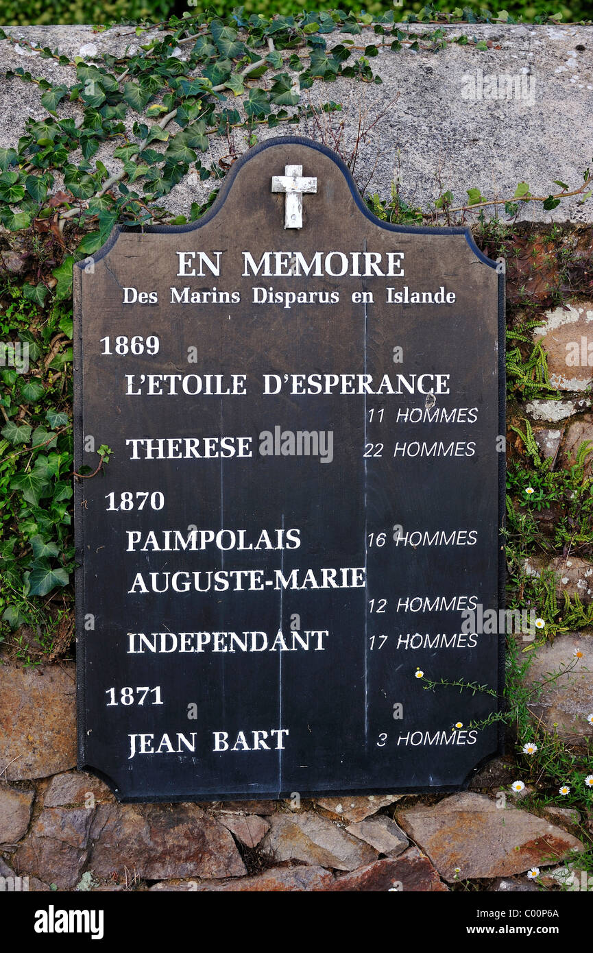 Mur des Disparus / parete dei defunti presso il cimitero di Ploubazlanec ricordando i marinai, Côtes-d'Armor Bretagna, Francia Foto Stock