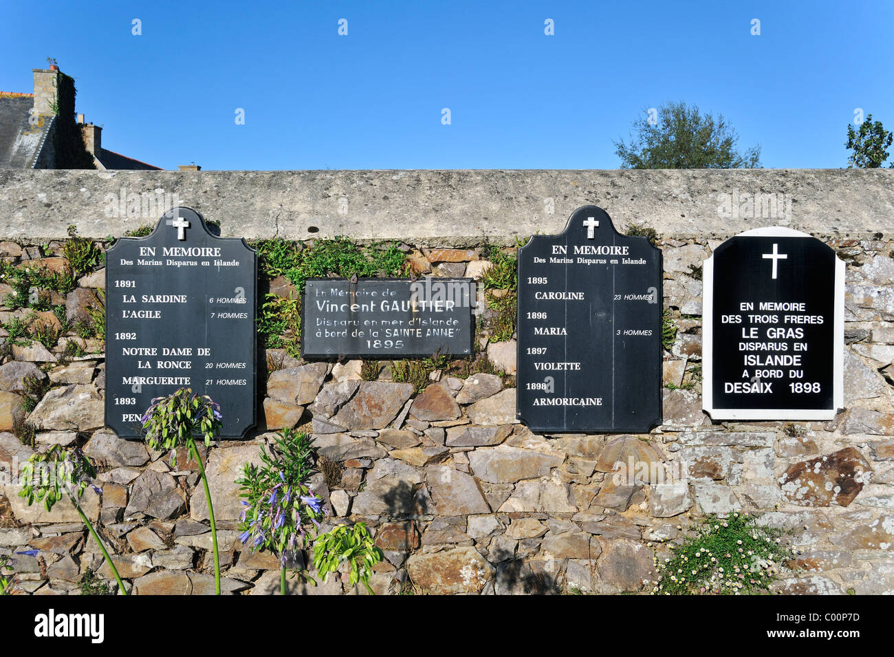 Mur des Disparus / parete dei defunti presso il cimitero di Ploubazlanec ricordando i marinai, Côtes-d'Armor Bretagna, Francia Foto Stock