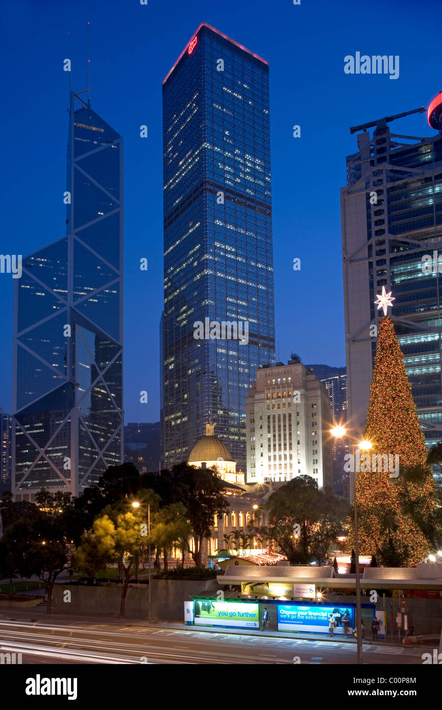 Cina, Hong Kong, vista verso la casa del governatore (parzialmente oscurata) e moderni grattacieli Foto Stock