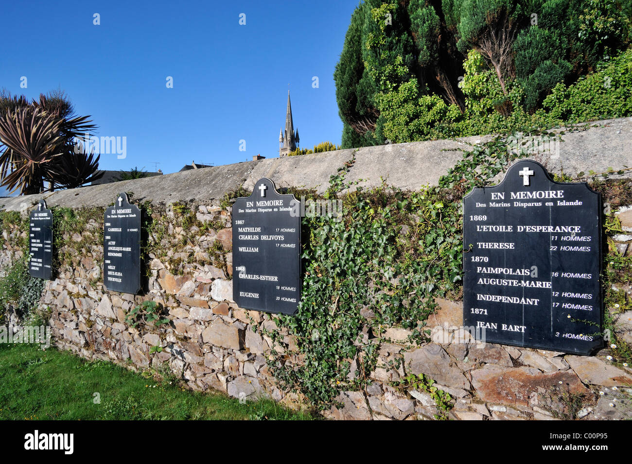Mur des Disparus / parete dei defunti presso il cimitero di Ploubazlanec ricordando i marinai, Côtes-d'Armor Bretagna, Francia Foto Stock