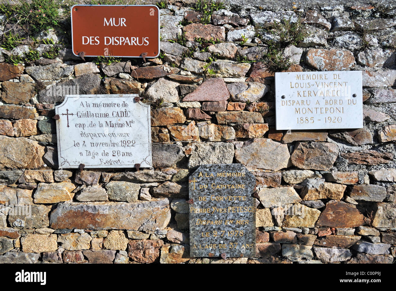 Mur des Disparus / parete dei defunti presso il cimitero di Ploubazlanec ricordando i marinai, Côtes-d'Armor Bretagna, Francia Foto Stock