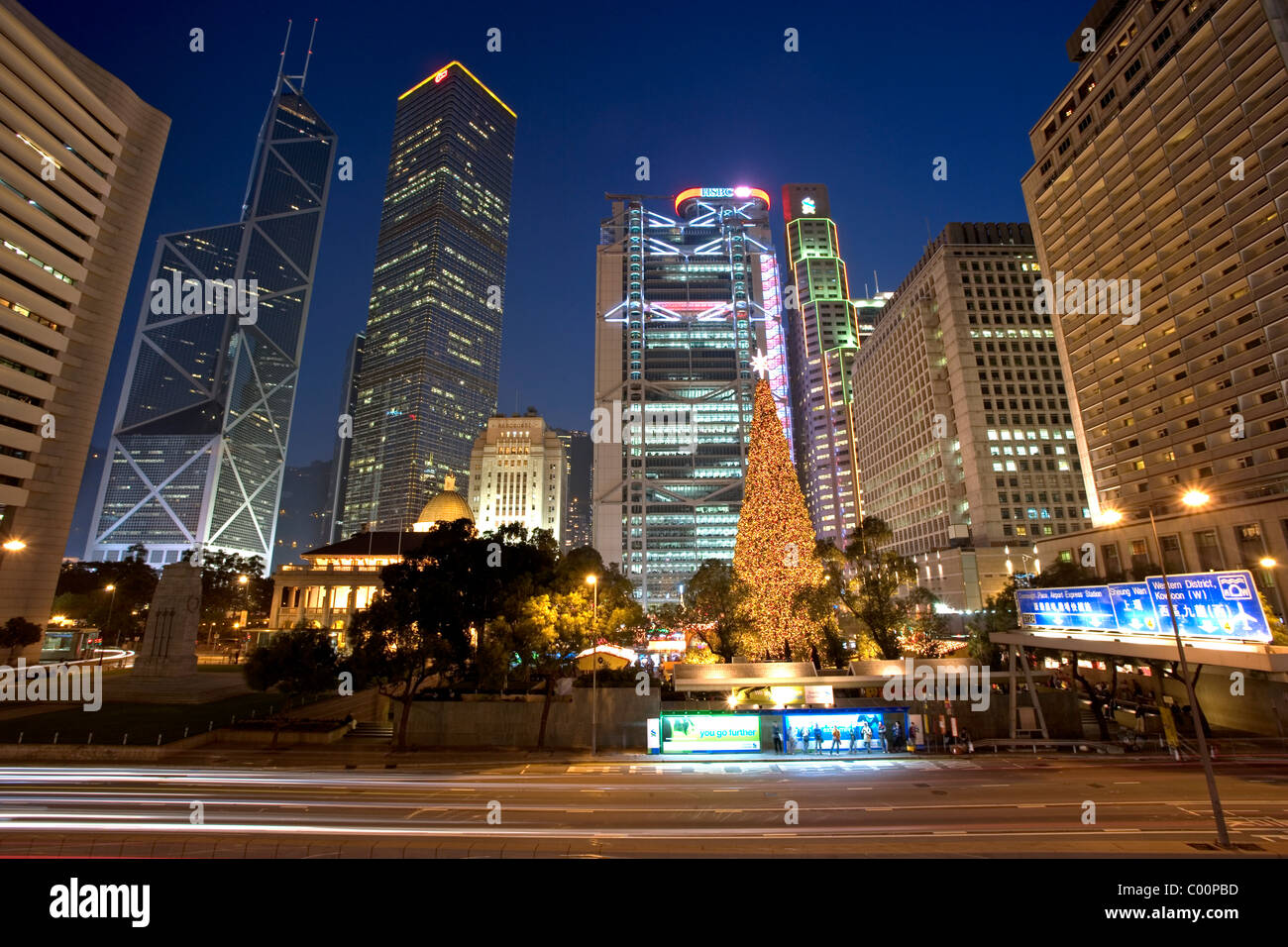 Cina, Hong Kong, vista verso la casa del governatore (parzialmente oscurata) e moderni grattacieli Foto Stock