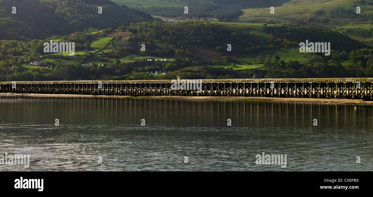 Immagine panoramica di Barmouth Railway Bridge (Pont Abermaw) che copre la Afon Mawddach fiume tra Morfa Mawddach e Barmout Foto Stock