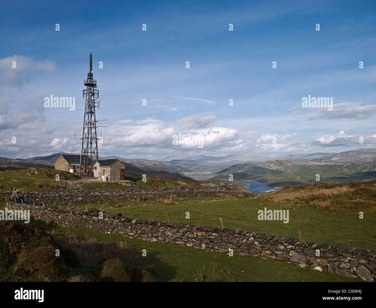 Una torre di telecomunicazioni nel Parco Nazionale di Snowdonia sopra Barmouth Foto Stock