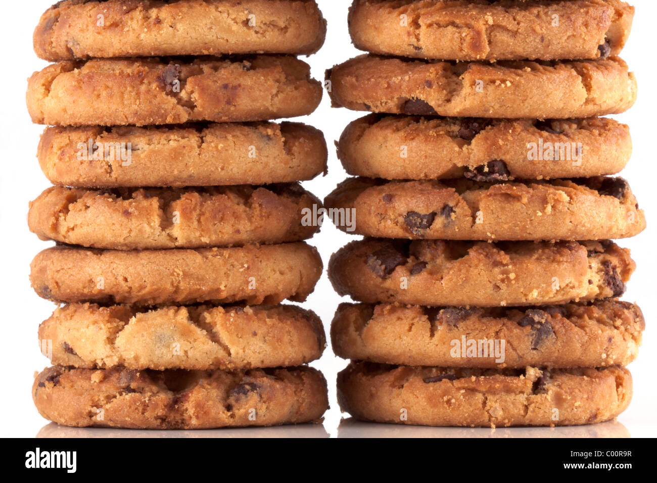 In prossimità dei due pile di biscotti al cioccolato. Alta calorie ma molto bella e di gusto fresco cotto al forno appena fuori dal forno. Foto Stock