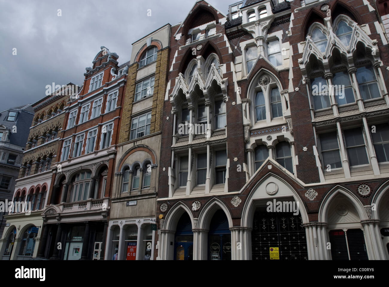 Fila di edifici con vittoriano edificio gotico in Medio Eastcheap London EC3 Foto Stock