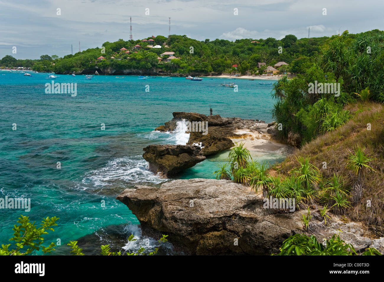 Jungutbatu Village è la principale area di turismo e di alloggio per i visitatori dell'Isola di Nusa Lembongan, Bali, Indonesia. Foto Stock