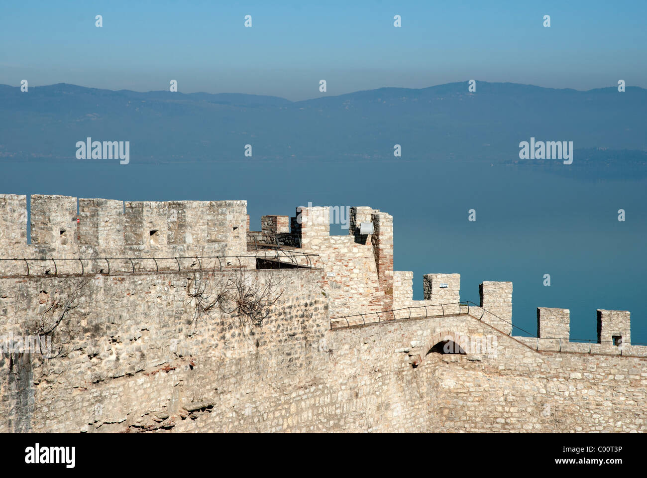 Castiglione del Lago sul lago Trasimeno - Castello medievale merlature e la vista sul lago - Umbria, Italia Foto Stock