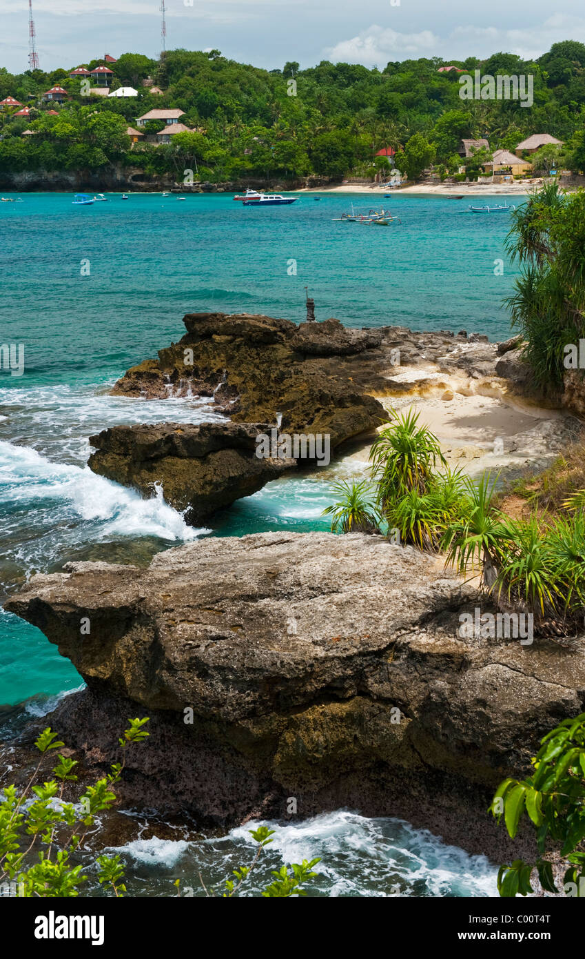 Jungutbatu Village è la principale area di turismo e di alloggio per i visitatori dell'Isola di Nusa Lembongan, Bali, Indonesia. Foto Stock