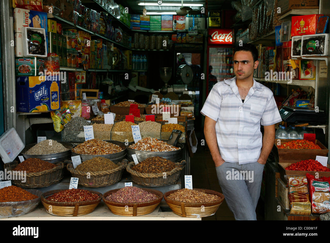 Il dado shop e un negozio di generi alimentari nel centro di Amman, Giordania. Foto Stock
