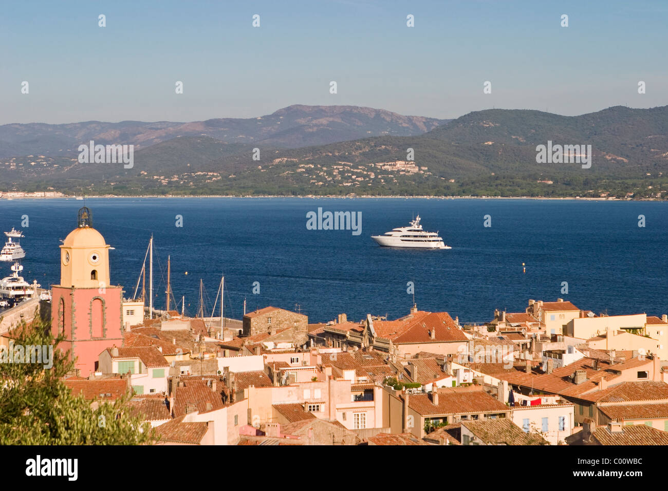 Vista in elevazione della torre dell'orologio di St.Tropez , France Foto Stock