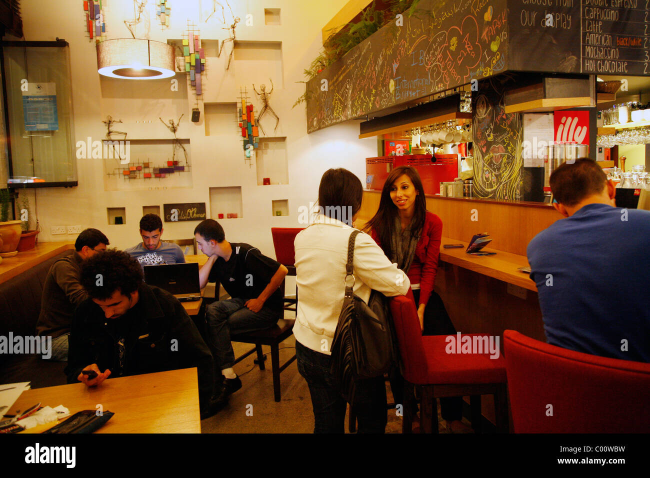 La gente al Turtle Green Tea Bar nella sistemazione di neighrbourhood di Jabal Amman Amman, Giordania. Foto Stock