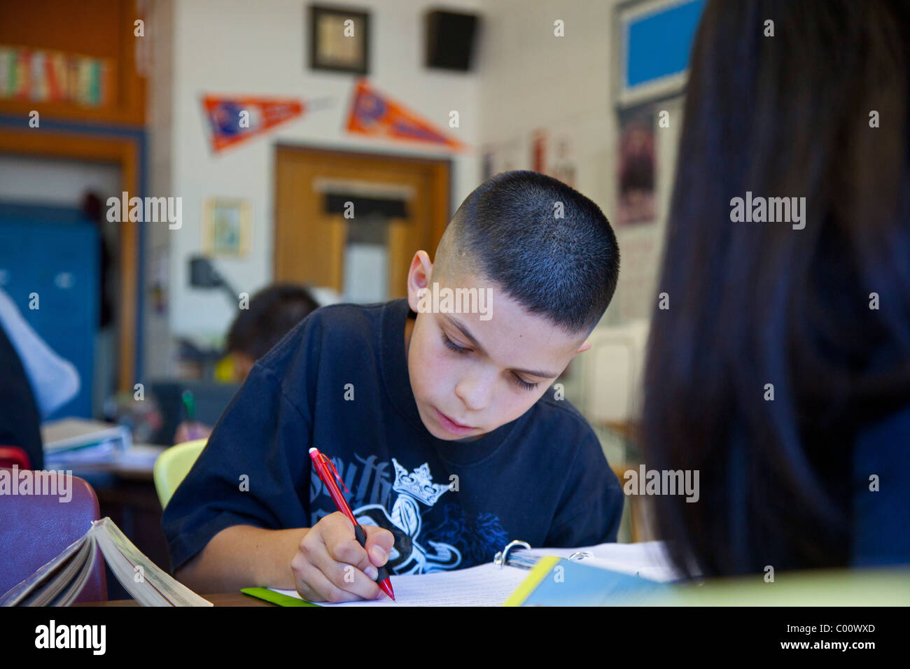 Lo studente prende Quiz in aula scolastica Foto Stock