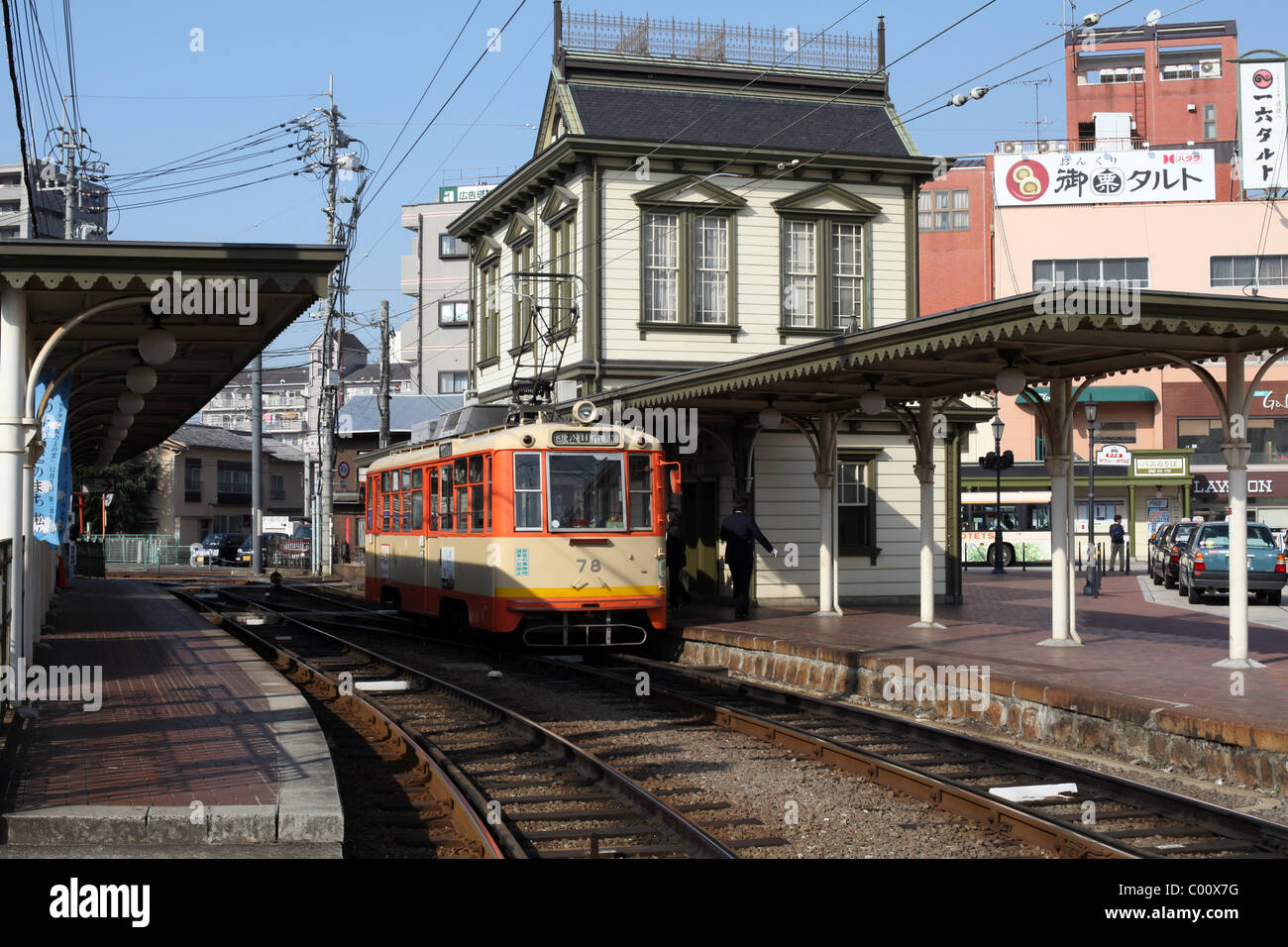 In Tram in Dogo Onsen stazione, vicino a Matsuyama, Shikoku in Giappone. Foto Stock
