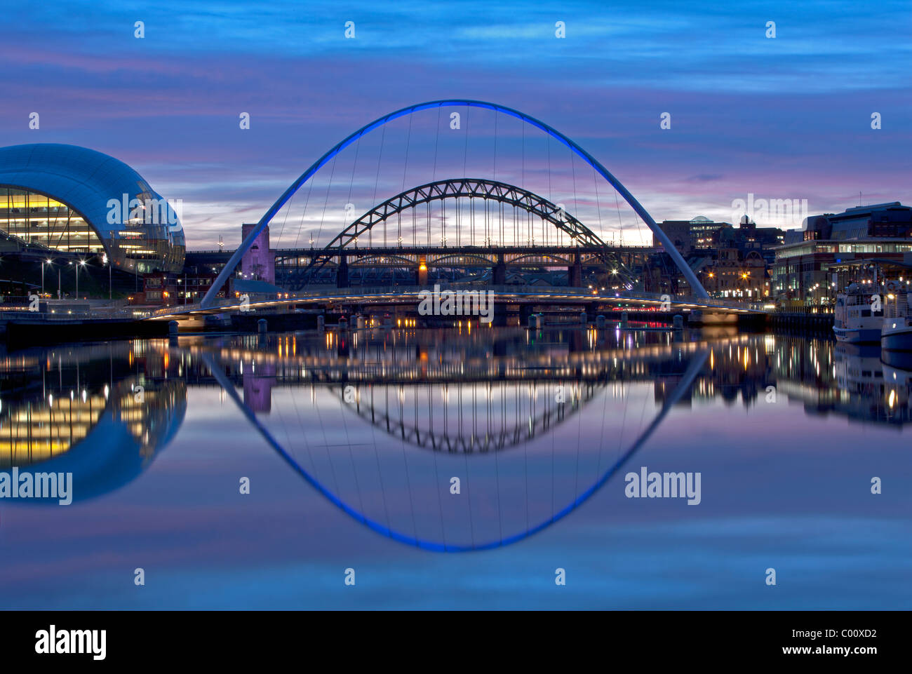 Newcastle Gateshead Quayside di notte - Riflessioni sul fiume Tyne Foto Stock