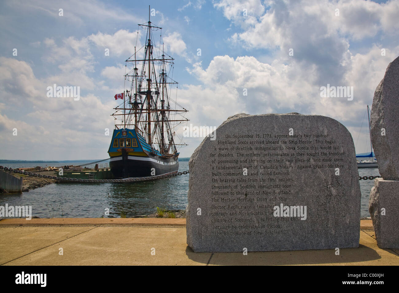 La nave a vela Hector legata a un dock in Pictou, Canada Foto Stock