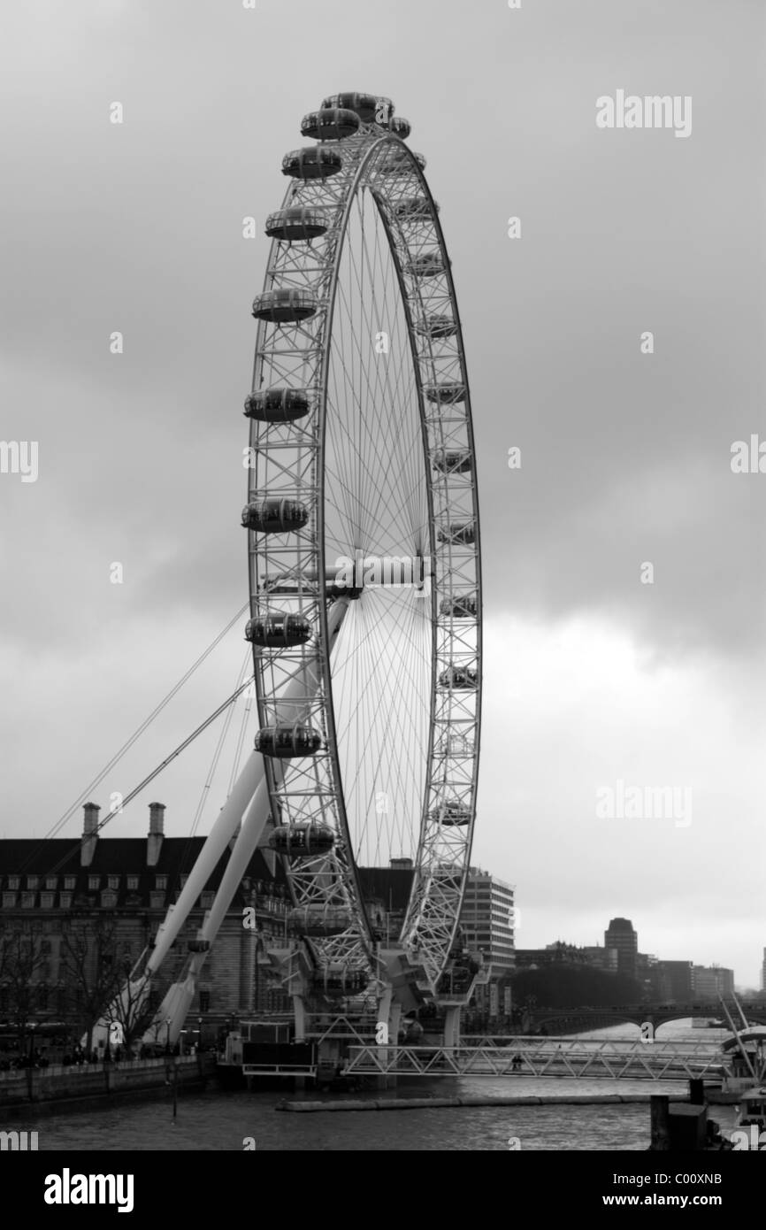Il London Eye shot in mono su un giorno opaco Foto Stock