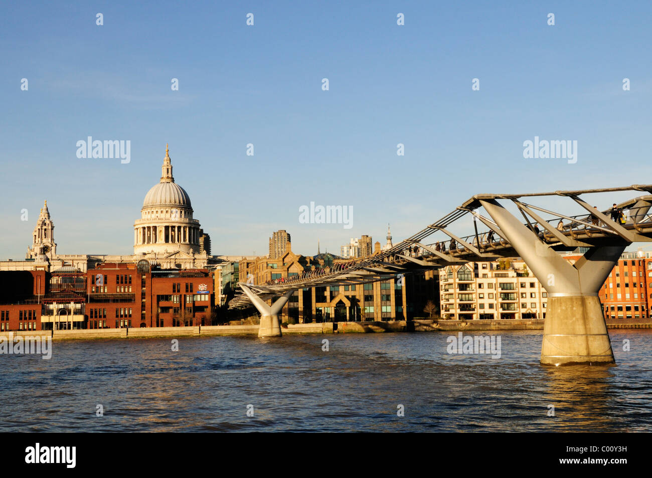 Millennium Bridge e la Cattedrale di St Paul, Londra, Inghilterra, Regno Unito Foto Stock