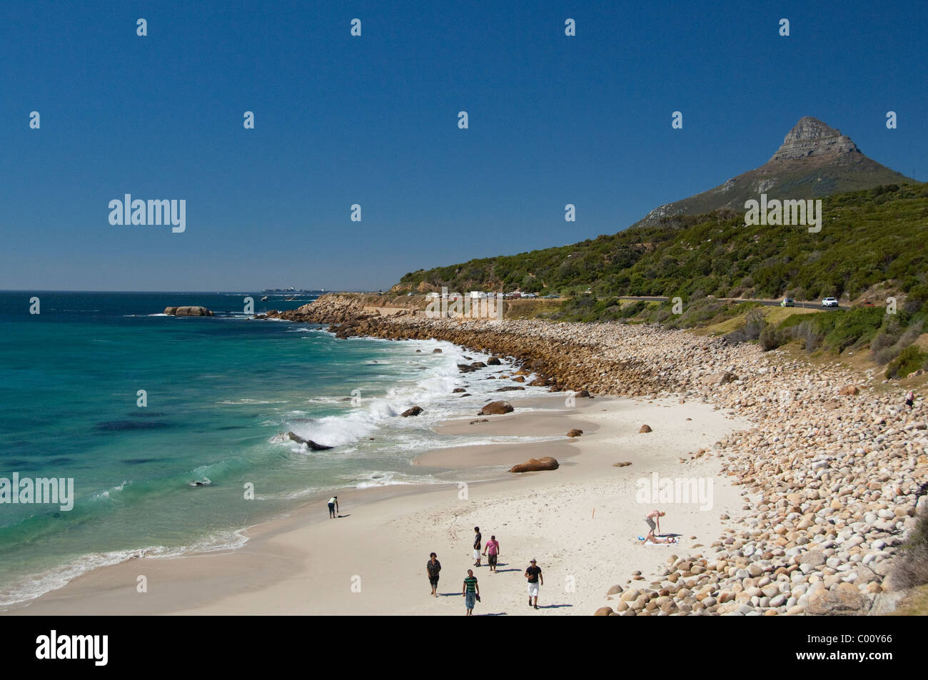 Sud Africa, Cape Town, di Camps Bay e Clifton area, vista del retro della testa di leone landmark formazione di roccia, Bukhoven Beach. Foto Stock