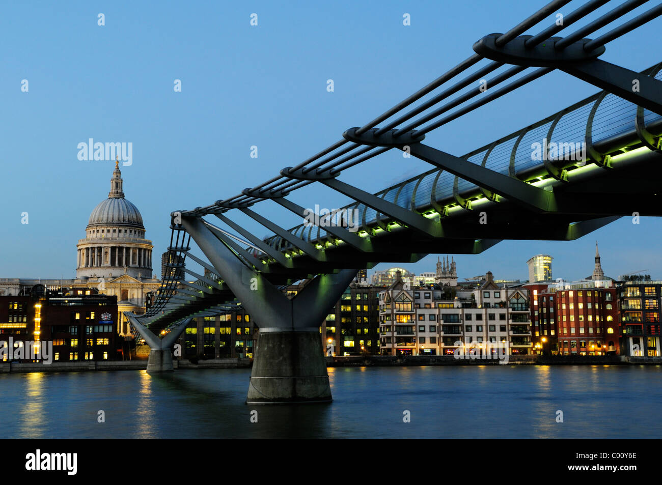 Millennium Bridge e la Cattedrale di St Paul e al crepuscolo, London, England, Regno Unito Foto Stock