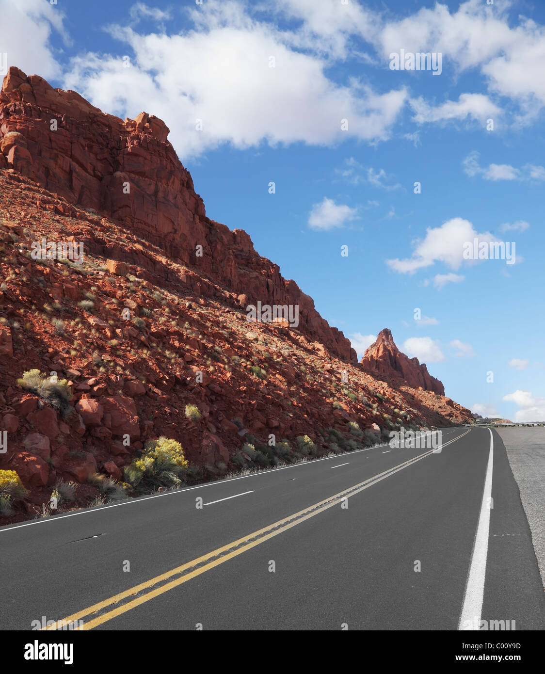 Il magnifico contrassegnato American road passa tra rocce di arenaria rossa Foto Stock