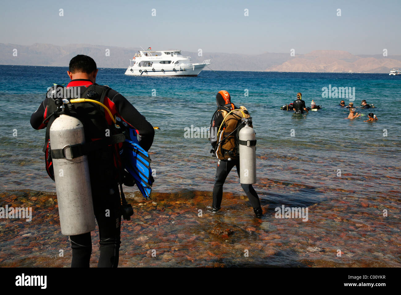 I subacquei di entrare nel Mare Rosso, Aqaba Giordania. Foto Stock