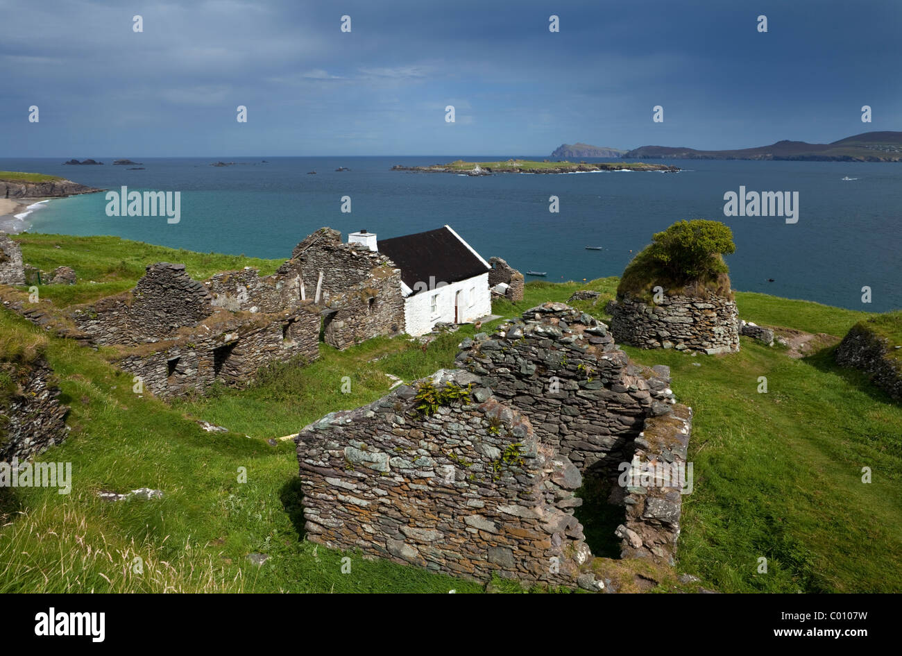 Restaurato ed evacuato Cottages sulla Grande Isola di Blasket, isole Blasket, penisola di Dingle, nella contea di Kerry, Irlanda Foto Stock