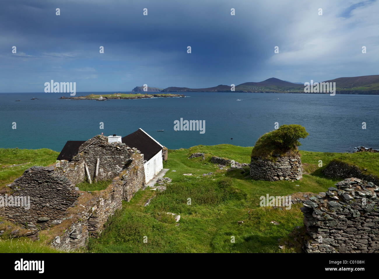Restaurato ed evacuato Cottages sulla Grande Isola di Blasket, isole Blasket, penisola di Dingle, nella contea di Kerry, Irlanda Foto Stock