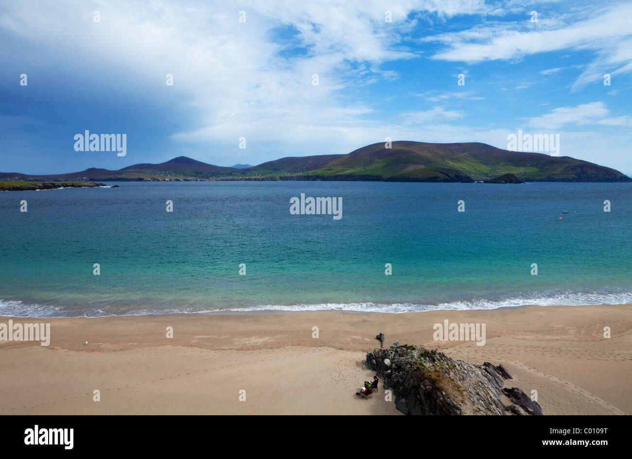 Spiaggia vuota sulla Grande Isola di Blasket, Le isole Blasket, rivolta verso Slea testa sulla penisola di Dingle, nella contea di Kerry, Irlanda Foto Stock