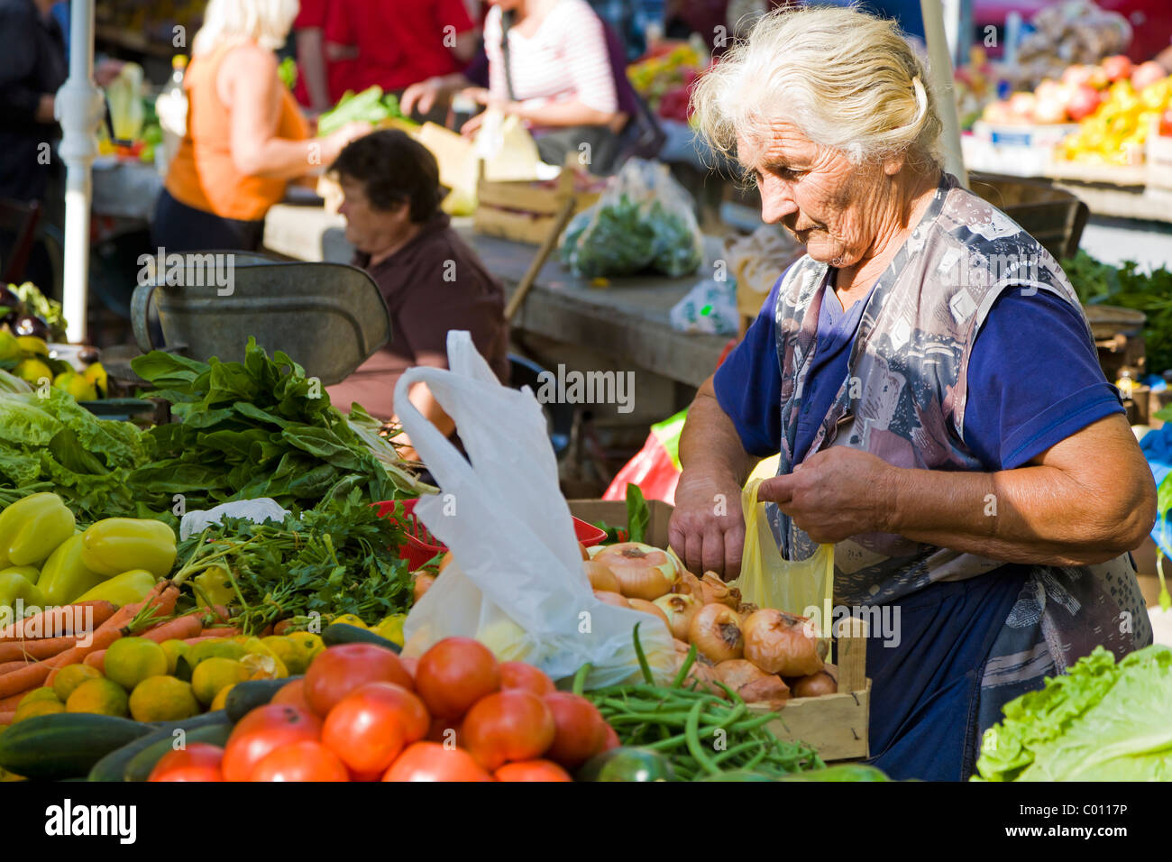 I fornitori in un mercato di domenica a Trogir, Croazia Foto Stock