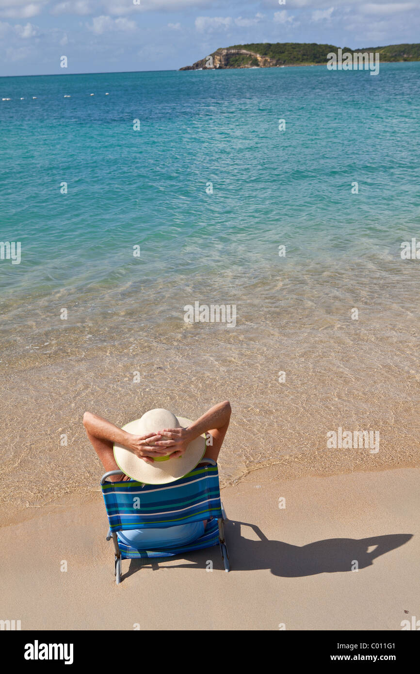 Relax sulla spiaggia Sunbay in Vieques Island, Puerto Rico. Foto Stock