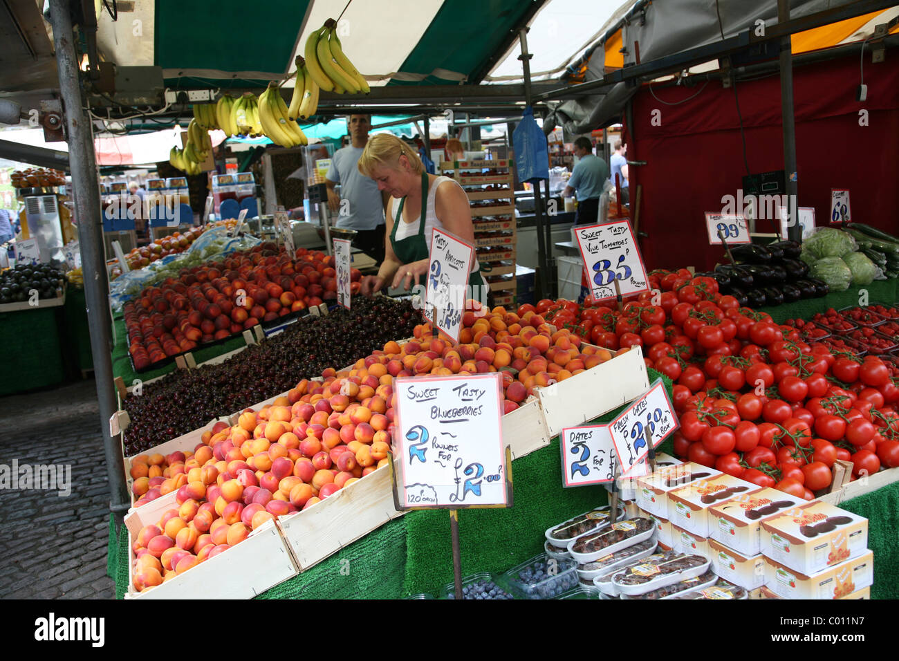Frutta stand nel mercato all'aperto Foto Stock