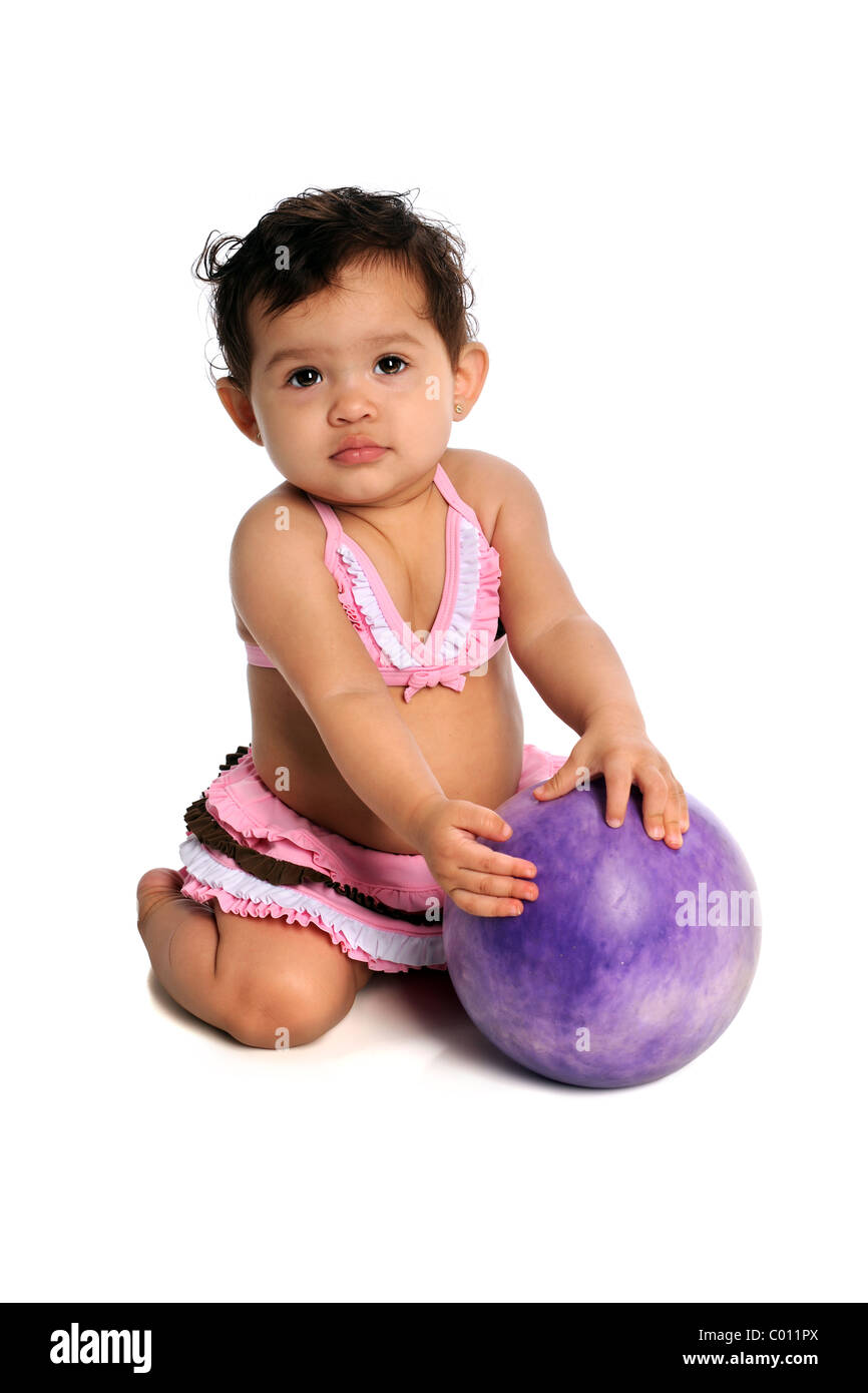 Ragazza ispanica vestito in bikini gioca con la palla isolate su sfondo bianco Foto Stock