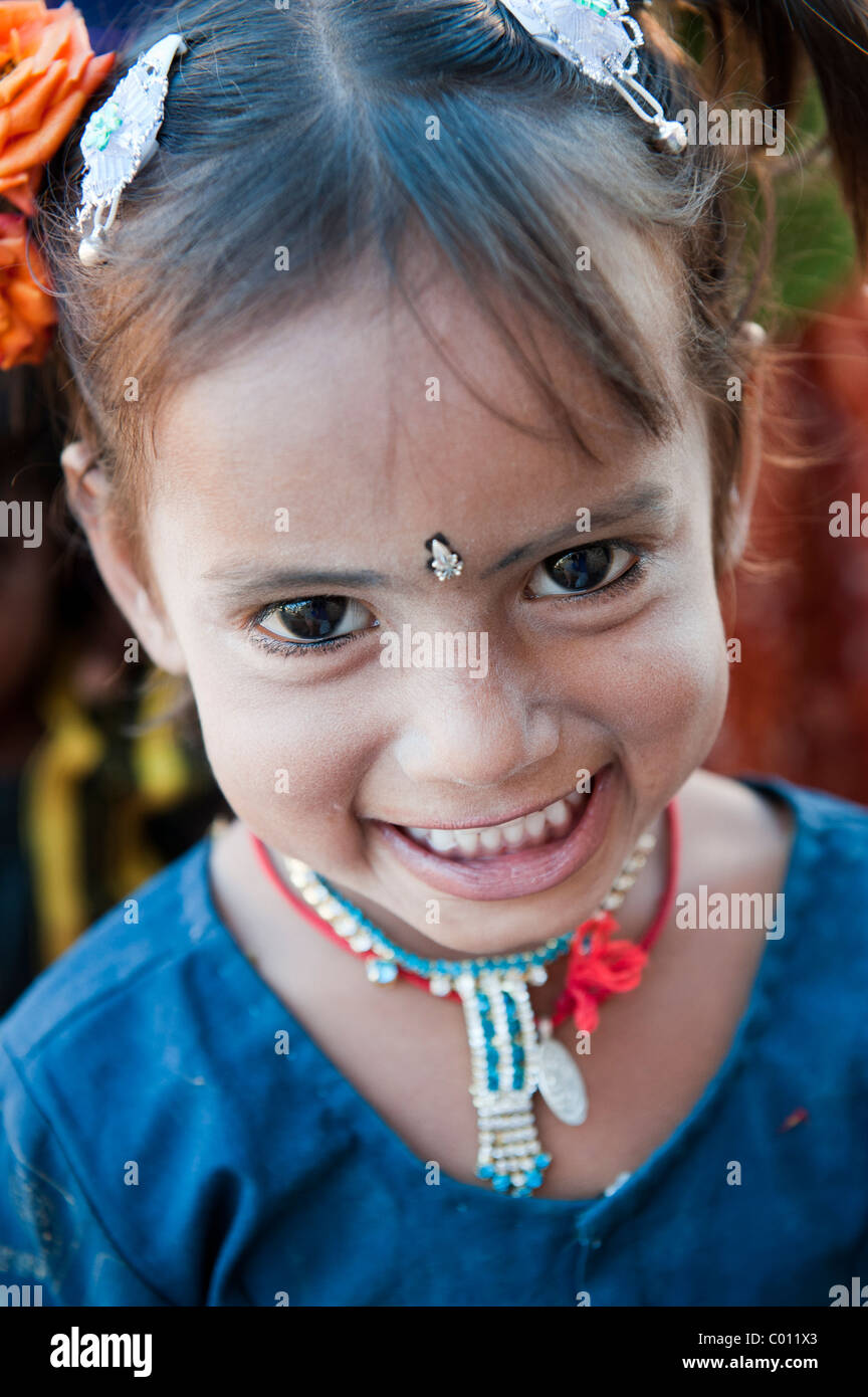 Sorridendo felice cheeky rurale grazioso villaggio indiano ragazza Foto Stock