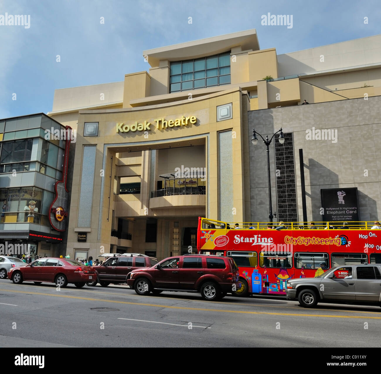 HOLLYWOOD - Aprile 2: Double-decker bus tour Hollywood Boulevard passa Kodak Theatre dove Academy Awards Oscar aka detenute Foto Stock