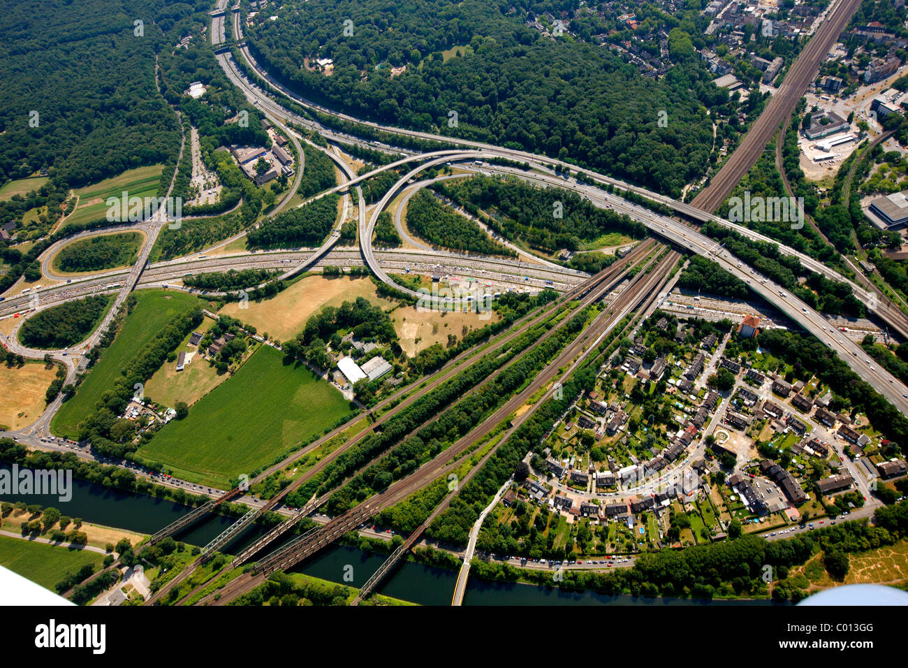 Vista aerea, spaghetti junction, Duisburg Kaiserberg A40 e A3 autostrade, RUHR.2010 Azione still-life sulla A 40 Foto Stock