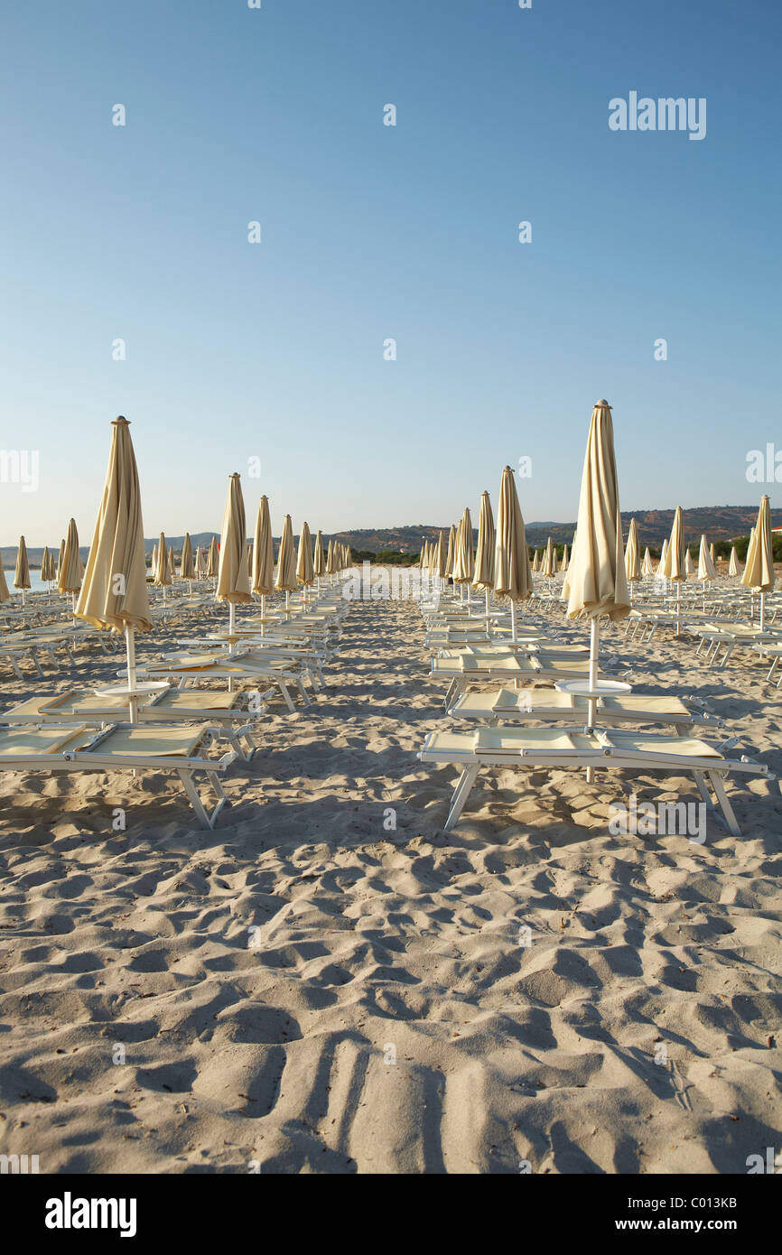 Ombrelloni e sedie a sdraio sulla spiaggia al mattino, Sardegna, Italia, Europa Foto Stock