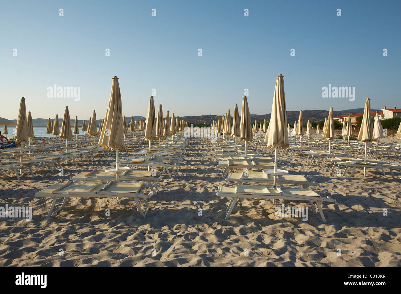 Ombrelloni e sedie a sdraio sulla spiaggia al mattino, Sardegna, Italia, Europa Foto Stock
