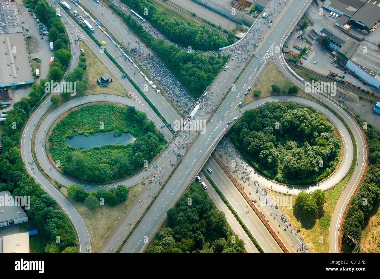 Vista aerea, RUHR.2010 Azione still-life sulla A 40, Duisburg, la zona della Ruhr, Renania settentrionale-Vestfalia, Germania, Europa Foto Stock