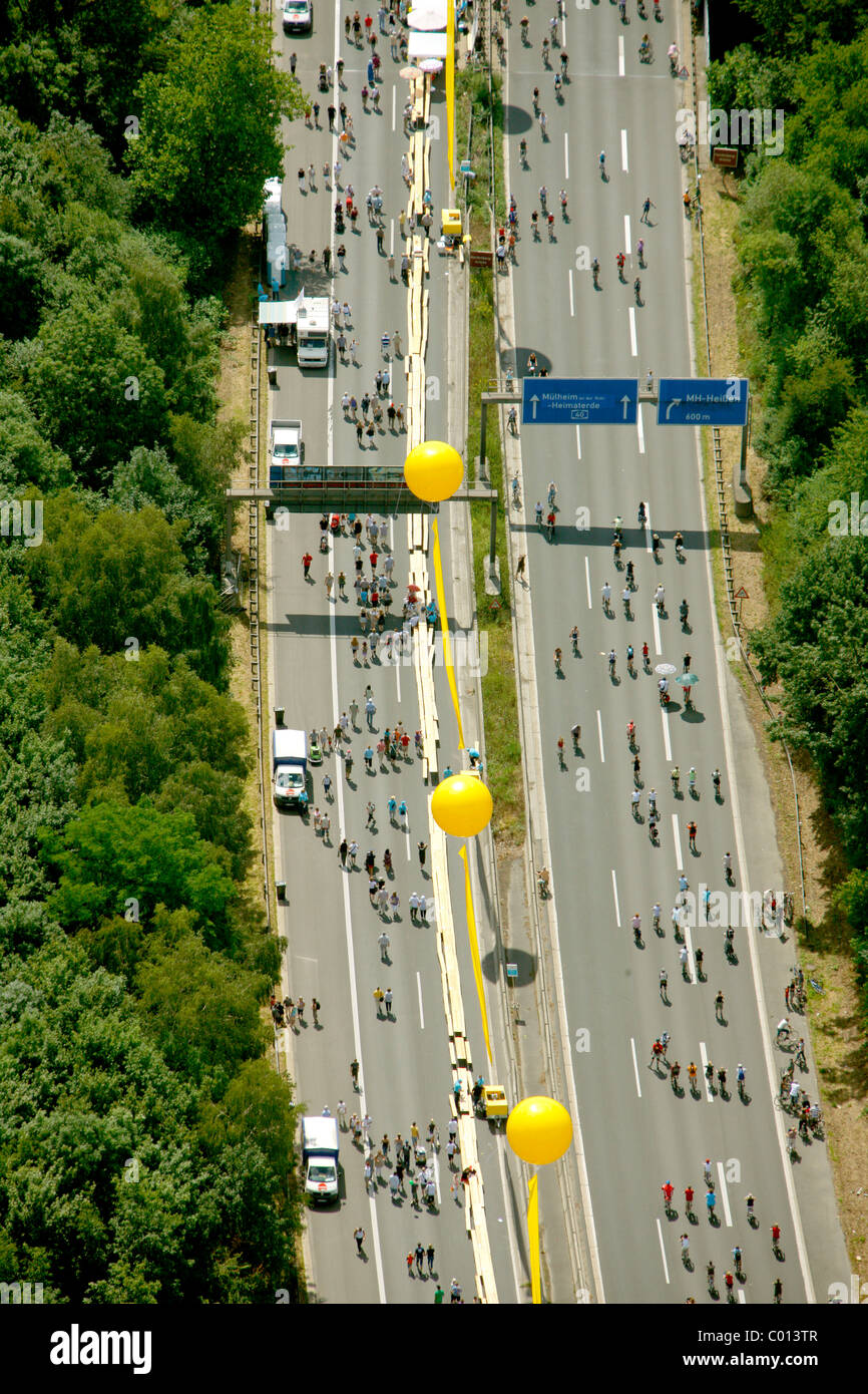 Vista aerea, RUHR.2010 Azione still-life sulla A 40, Muelheim an der Ruhr, zona della Ruhr, Renania settentrionale-Vestfalia, Germania, Europa Foto Stock