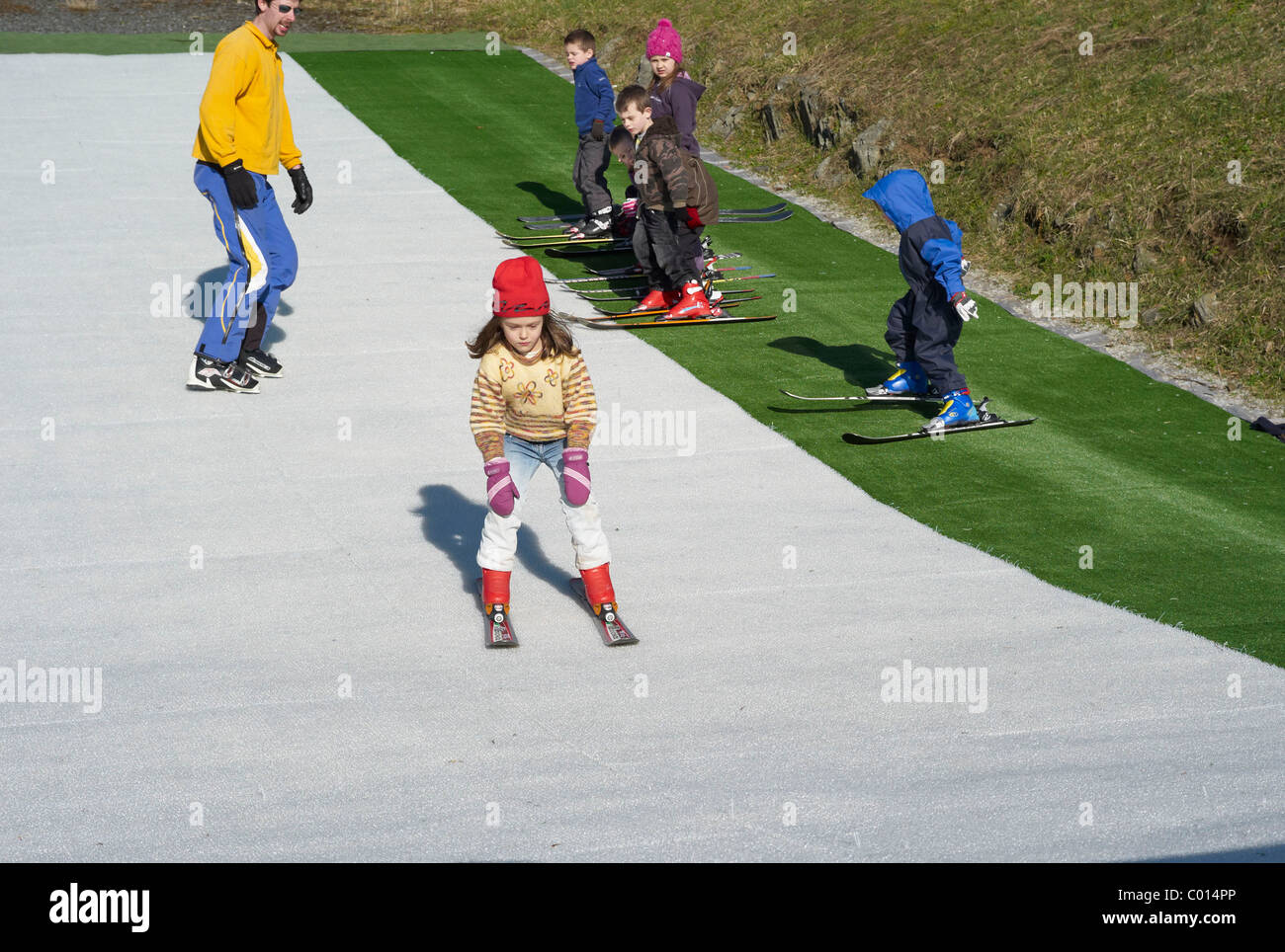 Un bambino impara a sciare a secco su un pista da sci in Plymouth Devon England Foto Stock