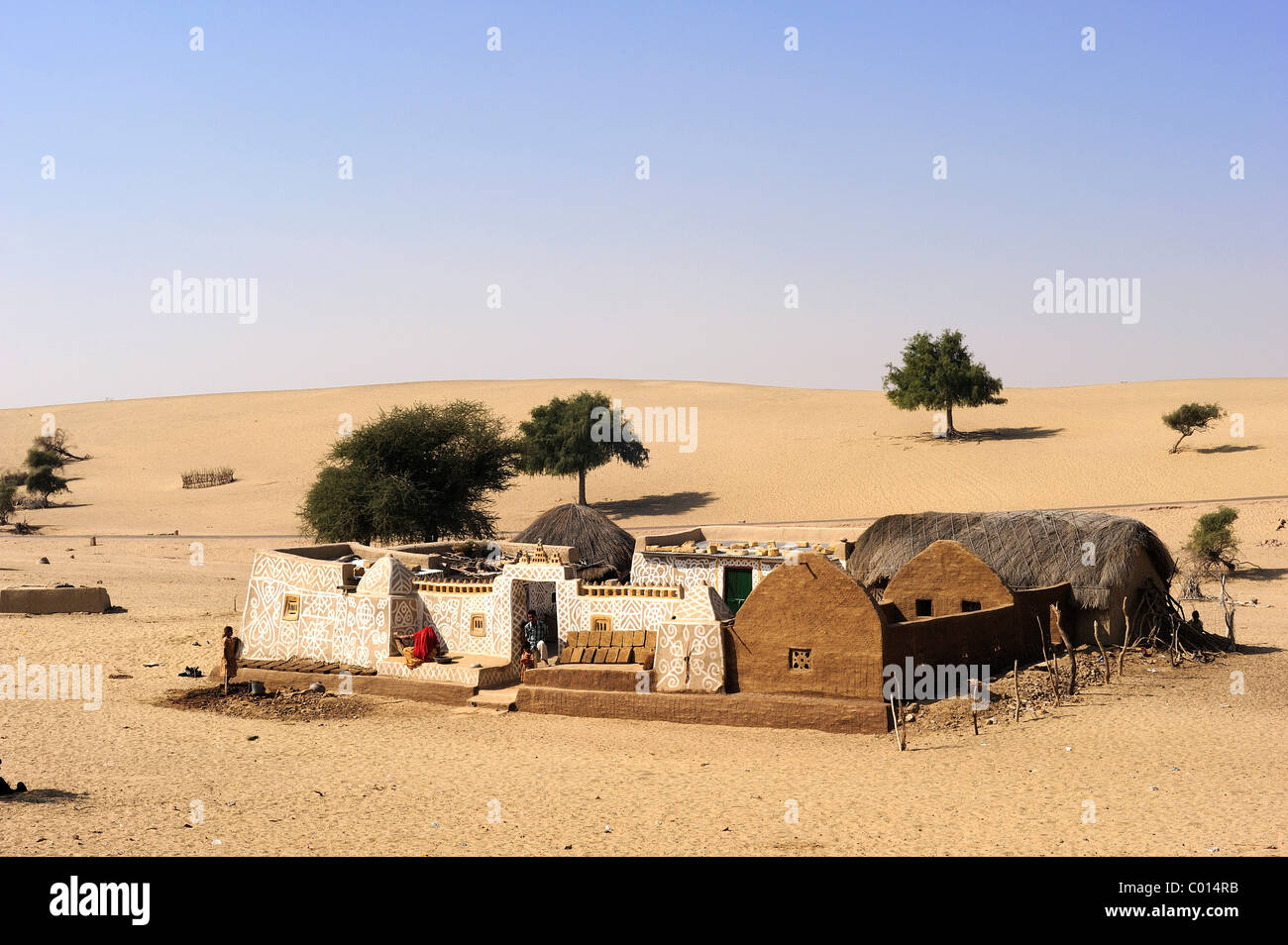 Tipica casa colonica tradizionale con pareti dipinte nel deserto di Thar, Rajasthan, India, Asia Foto Stock